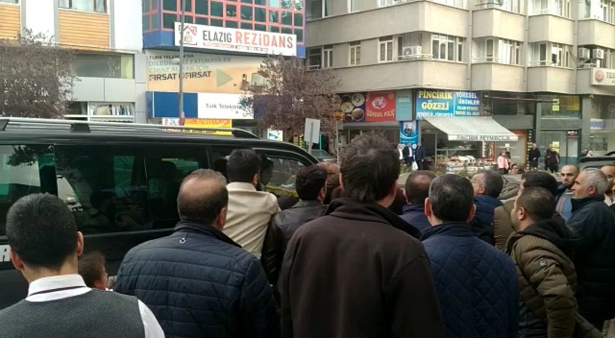 Elazığ’da sürücü ile yolcu arasındaki yumruklu kavga kamerada #1