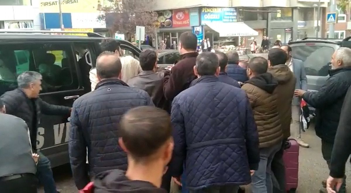 Elazığ’da sürücü ile yolcu arasındaki yumruklu kavga kamerada #2