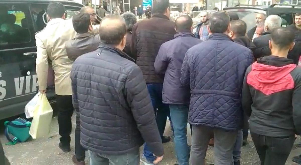 Elazığ’da sürücü ile yolcu arasındaki yumruklu kavga kamerada #3