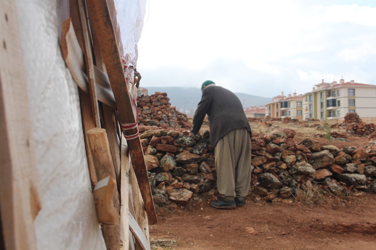 Elazığ da yaşlı adam köy hayatını şehre taşıdı #1