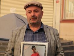 Evlat nöbetindeki baba: Sen delikanlı adamdın