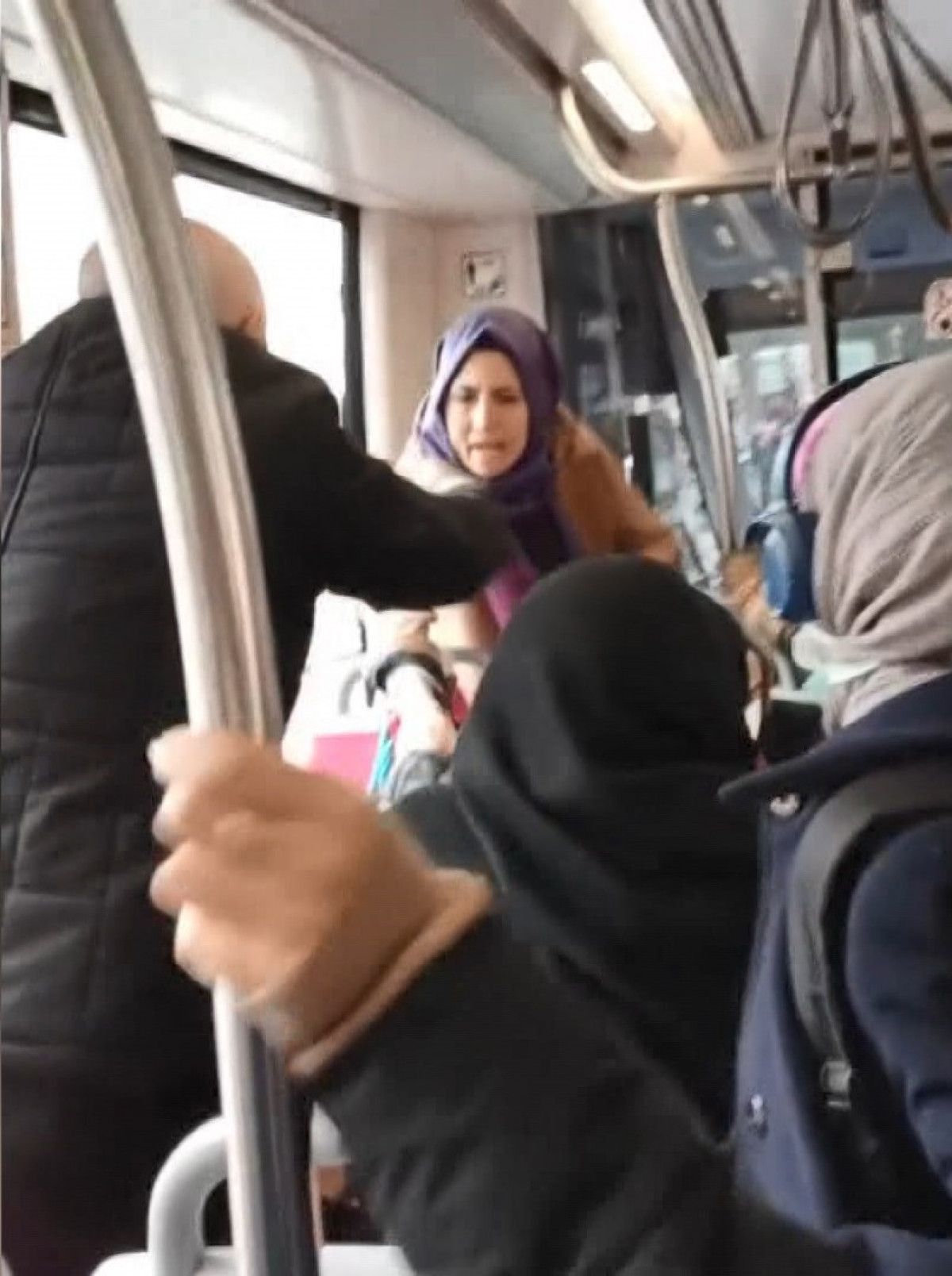 Fatih teki tramvayda çocuğuma dokunma tartışması #1