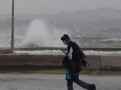 İzmir için güçlü rüzgar ve fırtına ihtarı