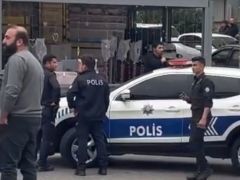 Maltepe’de bir birey çocuğuna ve kendine bıçak yasladı