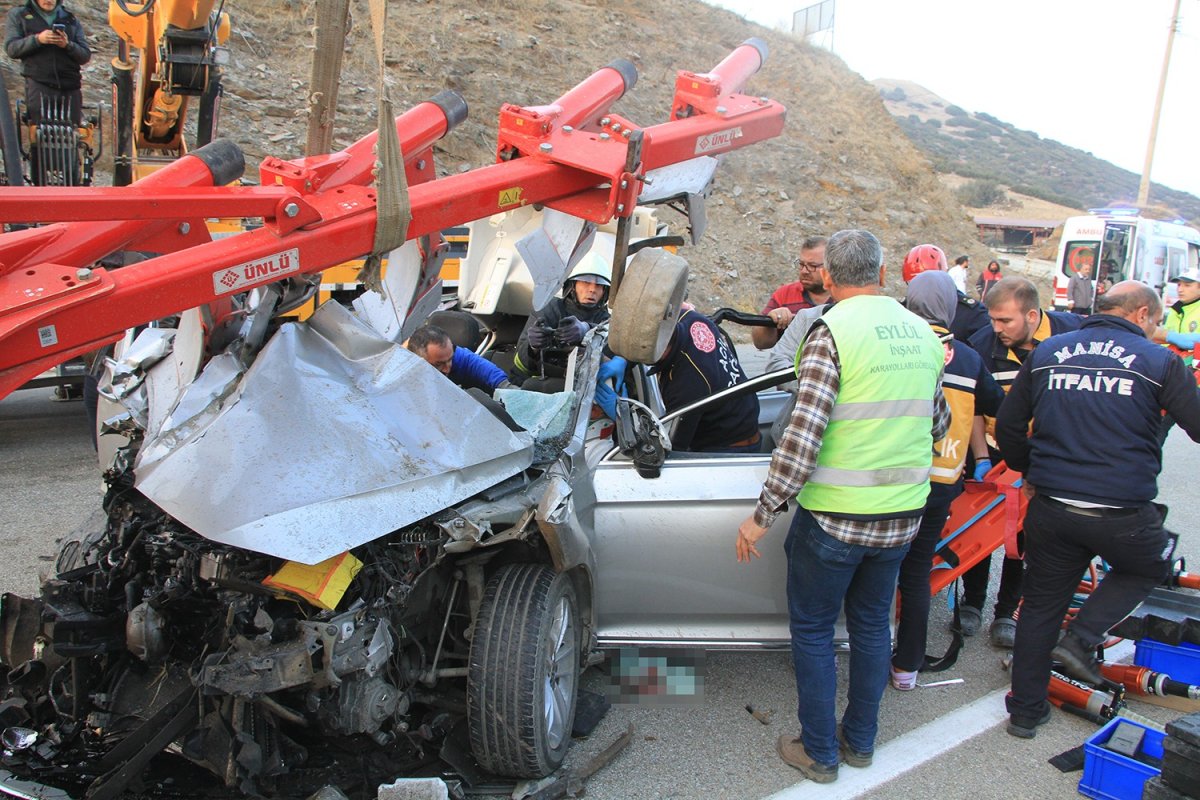 Manisa da otomobil pulluk takılı traktöre saplandı: 1 ölü #1