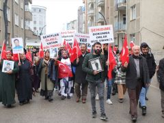 Van’da evlat nöbeti: Artık yeter yakamızdan düşün