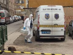 2 kızını bıçaklayarak öldürüp, polise teslim oldu