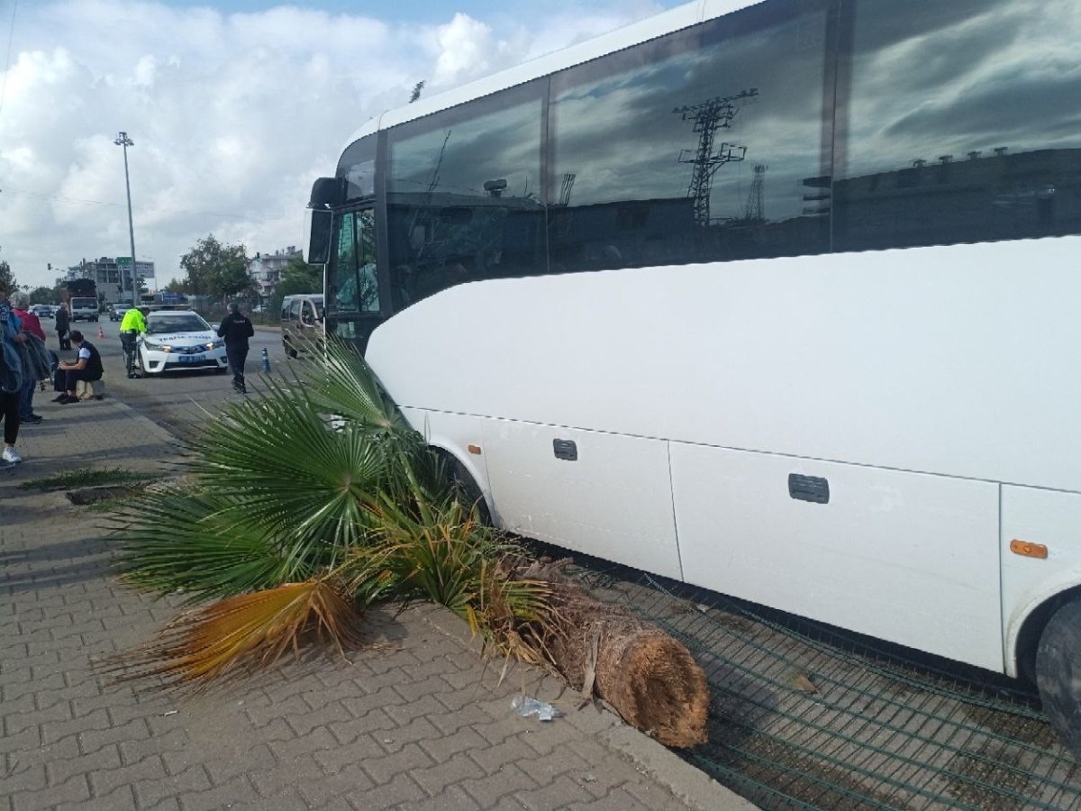 Antalya da turist taşıyan midibüs kazadan ucuz kurtuldu #1