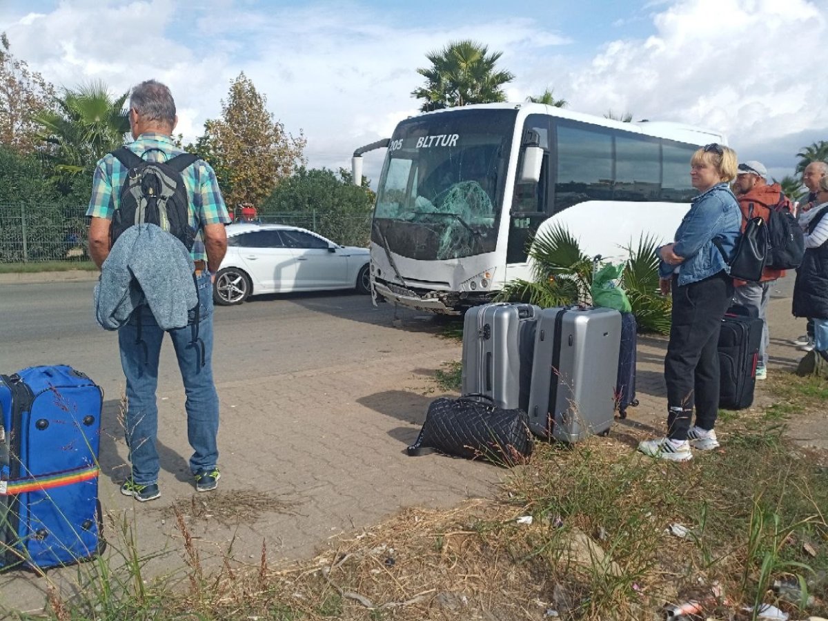 Antalya da turist taşıyan midibüs kazadan ucuz kurtuldu #2