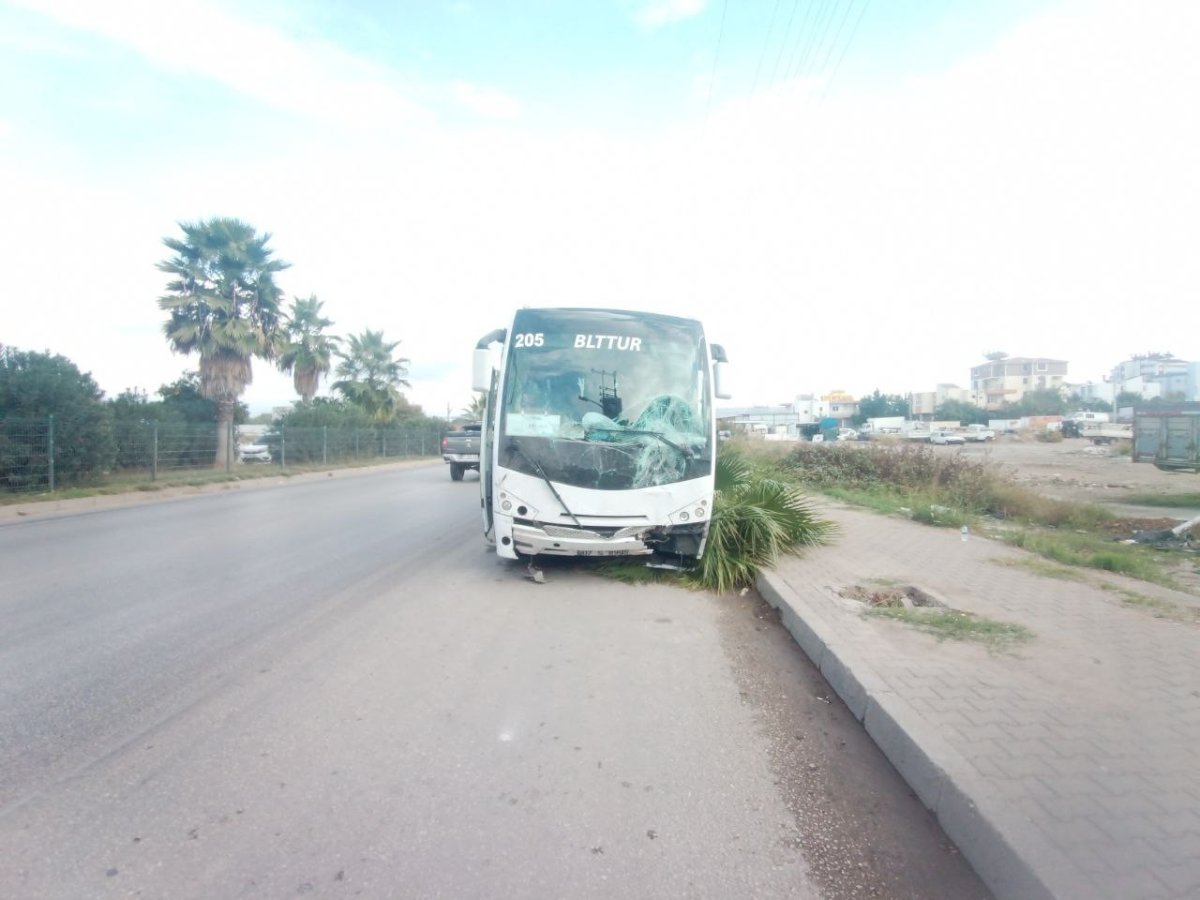 Antalya da turist taşıyan midibüs kazadan ucuz kurtuldu #3