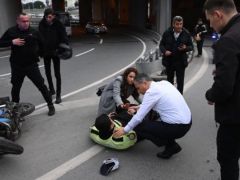 İstanbul Valisi Ali Yerlikaya kaza geçiren polis memuruna takviye etti