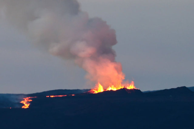 Dünyanın en büyük aktif yanardağı Mauna Loa 38 yıl sonra harekete geçti, lav akışı devam ediyor