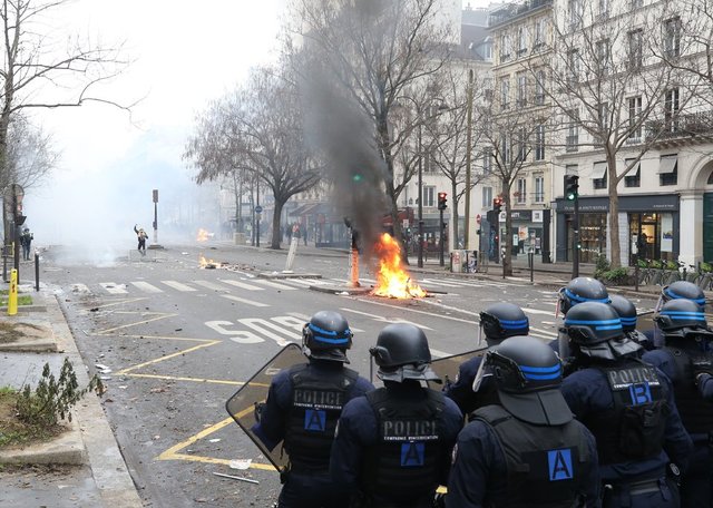 Paris sokakları karıştı