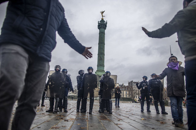 Paris sokakları karıştı