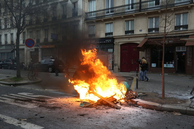 Paris sokakları karıştı
