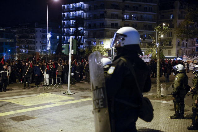 Yunanistan'da polis kurşunuyla ölen 16 yaşındaki çocuk için düzenlenen protestolarda olaylar çıktı