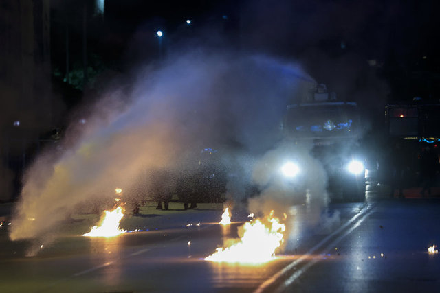 Yunanistan'da polis kurşunuyla ölen 16 yaşındaki çocuk için düzenlenen protestolarda olaylar çıktı