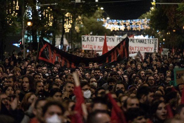 Yunanistan'da polis kurşunuyla ölen 16 yaşındaki çocuk için düzenlenen protestolarda olaylar çıktı