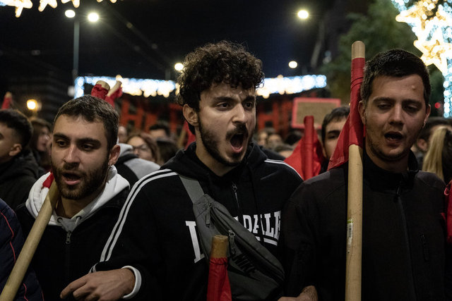 Yunanistan'da polis kurşunuyla ölen 16 yaşındaki çocuk için düzenlenen protestolarda olaylar çıktı