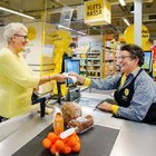 BU MARKETTE YALNIZLIK ÇEKENLER İÇİN ÖZEL BİR KASA SİSTEMİ KULLANILIYOR