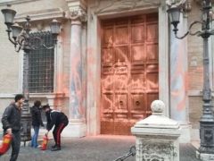 Aktivistler Senato binasını turuncuya boyadı