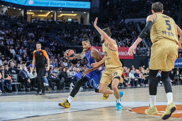 Anadolu Efes, Euroleague'de Barcelona'yı yendi