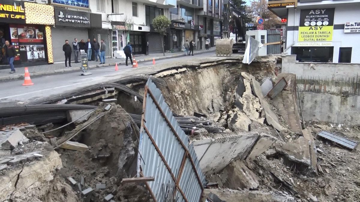 Avcılar da inşaatın temel duvarı çöktü: Yol kapandı #1