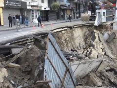 Avcılar’da inşaatın temel duvarı çöktü: Yol kapandı