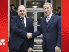 Bakan Akar, İngiliz mevkidaşıyla görüştü
