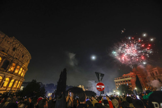 Dünya yeni yılı havai fişeklerle karşıladı! Dört bir yanından yılbaşı görüntüleri!