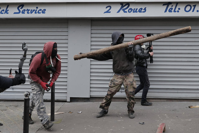 Fransa'daki protestolara 1 milyonu aşkın kişi katılabilir