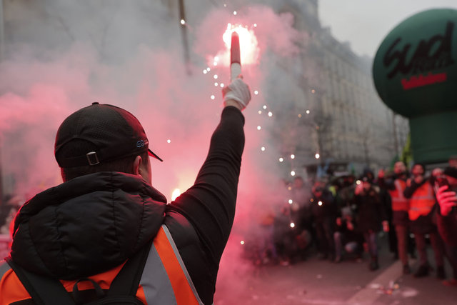 Fransa'daki protestolara 1 milyonu aşkın kişi katılabilir