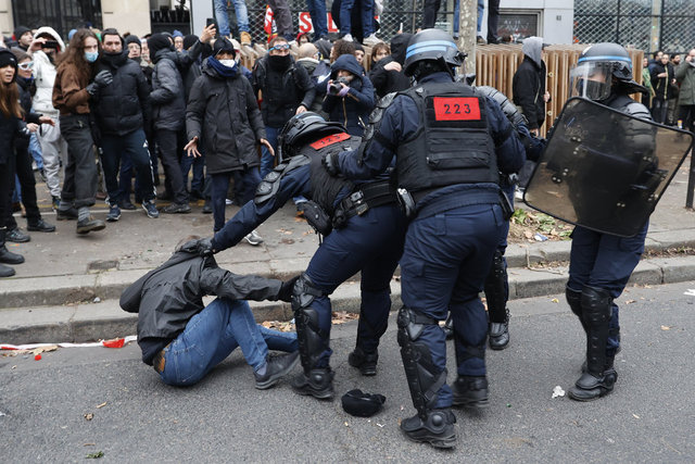 Fransa'daki protestolara 1 milyonu aşkın kişi katılabilir