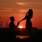 NEDEN EVLİLİK TEKLİFİ EDİLİRKEN DİZ ÇÖKÜLÜR? 
