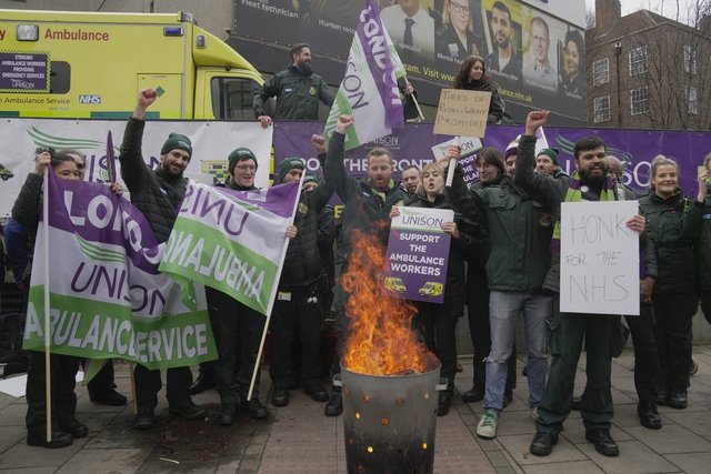 İngiltere ve Galler'de binlerce ambulans çalışanı greve gitti