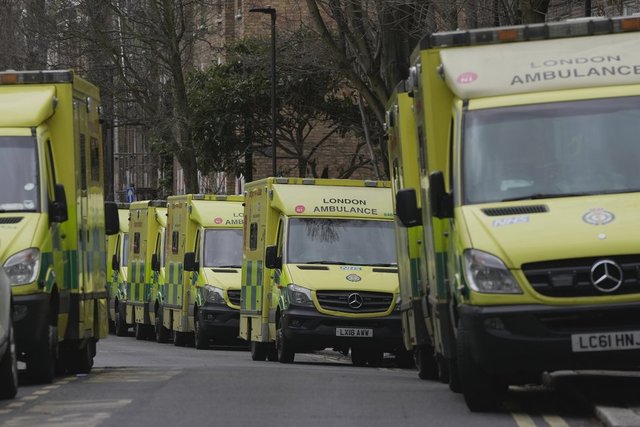 İngiltere ve Galler'de binlerce ambulans çalışanı greve gitti