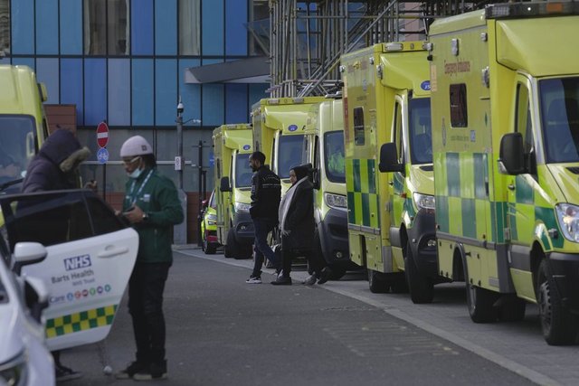 İngiltere ve Galler'de binlerce ambulans çalışanı greve gitti