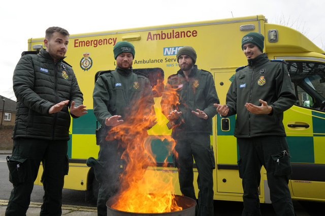 İngiltere ve Galler'de binlerce ambulans çalışanı greve gitti