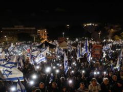 İsrail’de binlerce şahıs Netanyahu hükümetini protesto etti