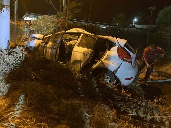 İzmir’de ehliyetsiz gencin kullandığı araç kaza yaptı: 1 ölü, 2 yaralı