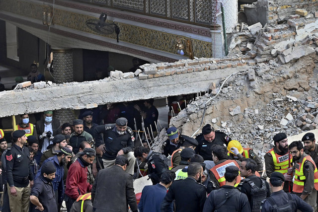Pakistan'da camiye düzenlenen intihar saldırısında can kaybı artıyor!