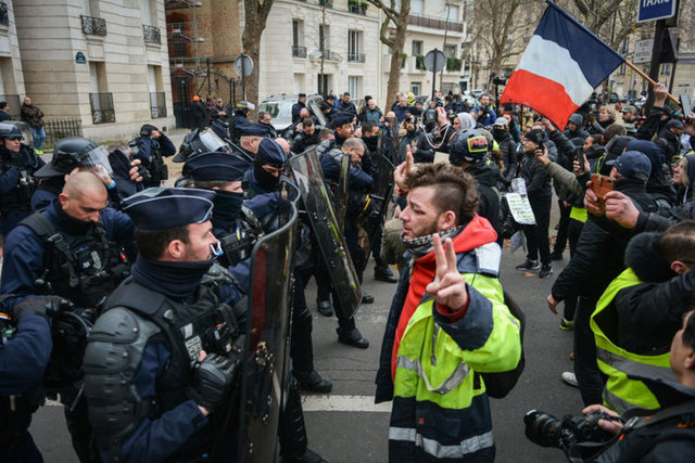 Paris'te sarı yelekliler hükümetin emeklilik reformuna karşı gösteri düzenledi