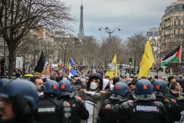 Paris'te sarı yelekliler hükümetin emeklilik reformuna karşı gösteri düzenledi
