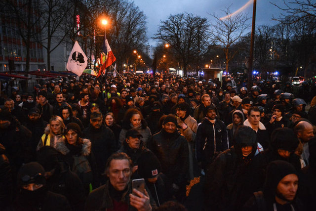 Paris'te sarı yelekliler hükümetin emeklilik reformuna karşı gösteri düzenledi