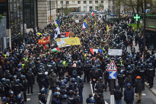 Paris'te sarı yelekliler hükümetin emeklilik reformuna karşı gösteri düzenledi