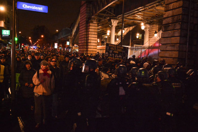 Paris'te sarı yelekliler hükümetin emeklilik reformuna karşı gösteri düzenledi