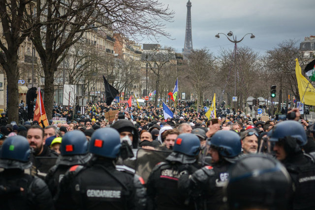 Paris'te sarı yelekliler hükümetin emeklilik reformuna karşı gösteri düzenledi