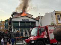 Sultanahmet’te 2 katlı binanın çatısı alev alev yandı