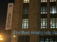 Twitter binasına Elon Musk karşıtı ifadeler yansıtıldı