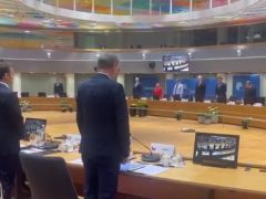 AB’den depremde hayatını kaybedenler için saygı duruşu